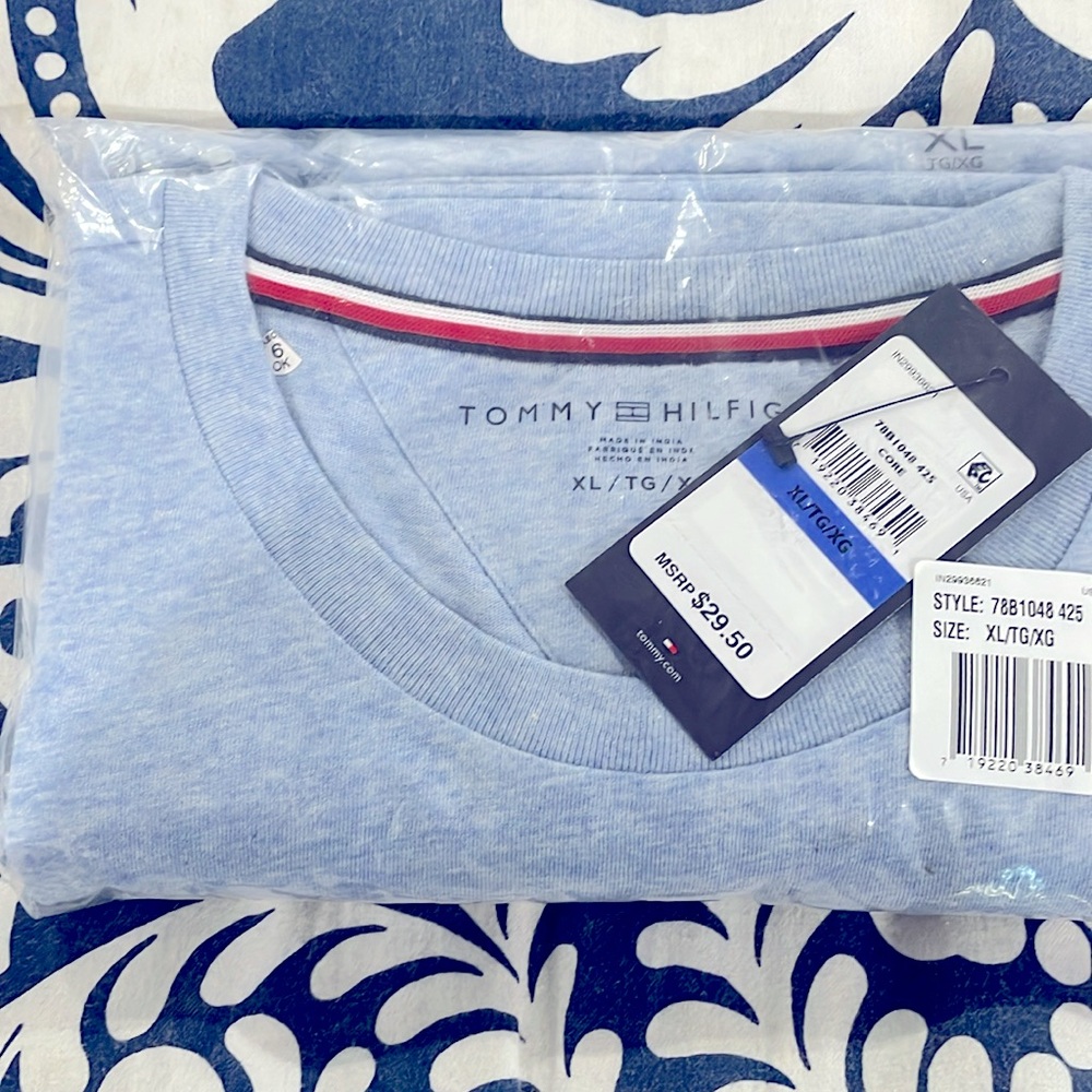 Tommy Hilfiger men’s XL light blue pocket short sleeve t-shirt. NWT